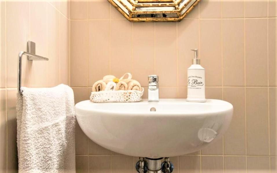 Charming Suite Cavour Heart Of Флоренция Экстерьер фото